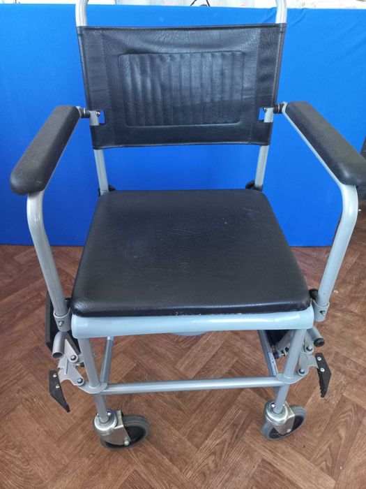 Scaun handicap cu wc (toaleta) si roti