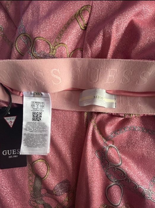 Pantaloni roz, evazati, elastici
Pantaloni roz ,evazați, elastici 

-