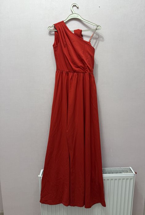 Женская одежда: 3 юбки и 2 платья