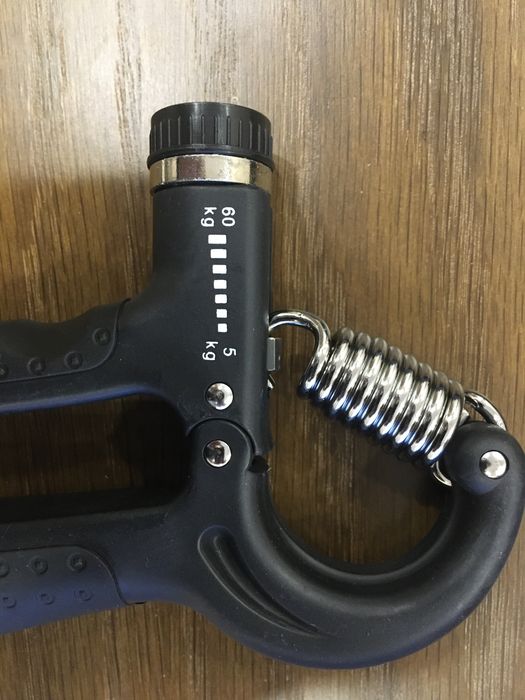 Уред за трениране на предмишница, ръкохватка, пружини за стискане