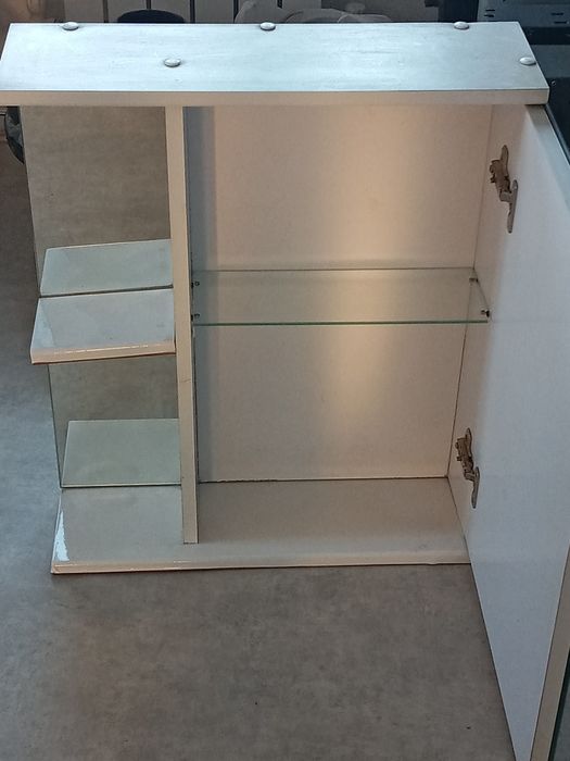 Подвесной шкаф в ванную