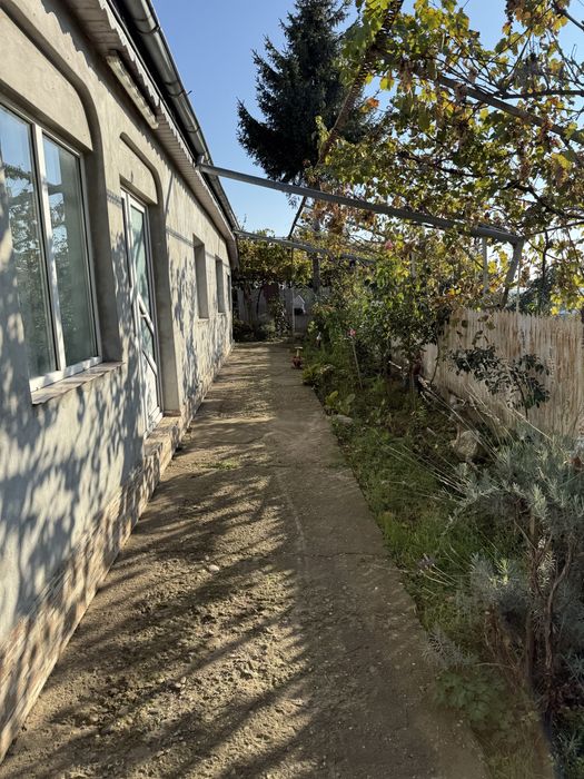 Vand casa cu garaj in Cernicari