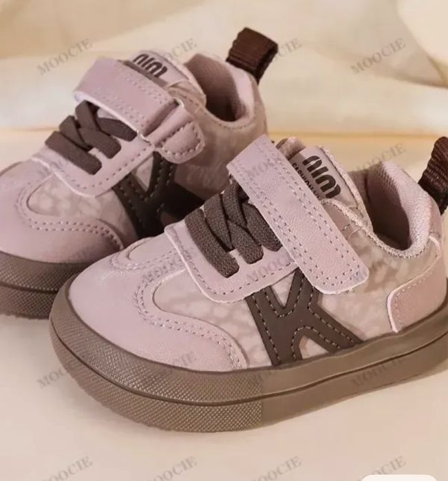 Продам кроссовки на девочку 17 размер