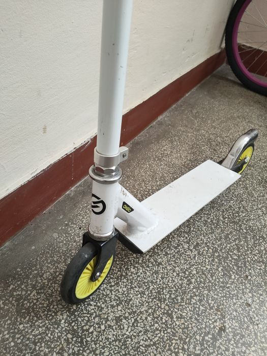 Vând trotineta Decathlon Oxelo Scooter Play 3 White