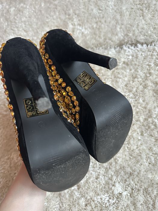 Pantofi negri toc inalt cu pietre aurii