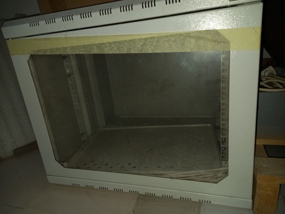 Комуникационен сървърен шкаф