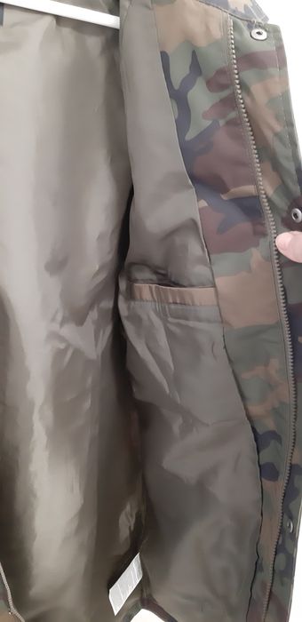 Яке оригинално ново VANS,тип " ветровка " ,размер XL,,