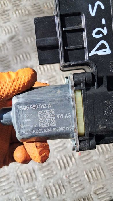 motoras usa dreapta spate Skoda Octavia 3 an 2016 cod 5Q0959812A