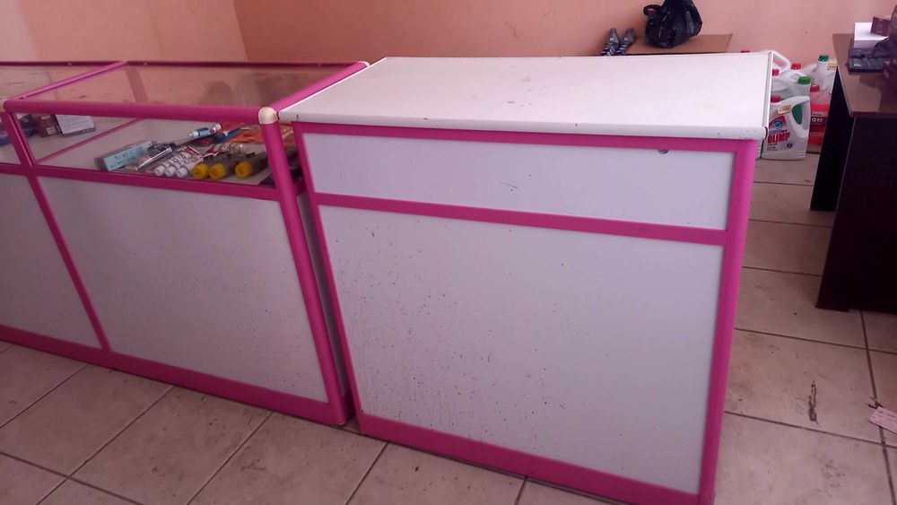 продам прилавки и витрины.