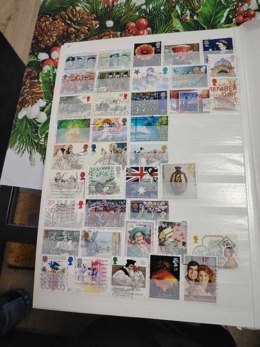 Vând 3 clasoare de timbre+ 1,7 kg timbre