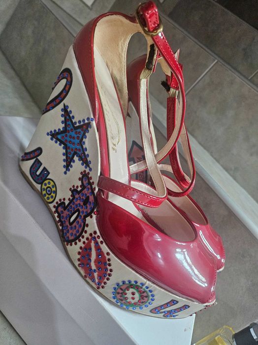 Дамски обувки с цяла подметка