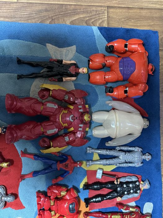Продаю игрушки Avengers