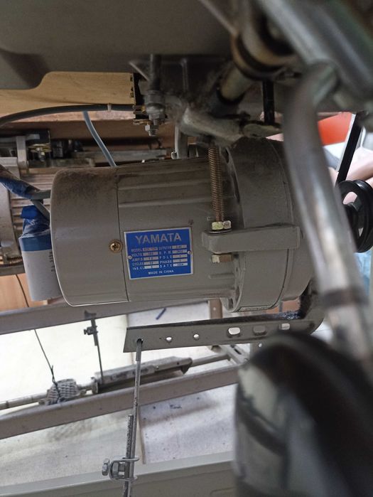 Triploc JUKI + Mașină de cusut YAMA seTA industriale, cu mese
