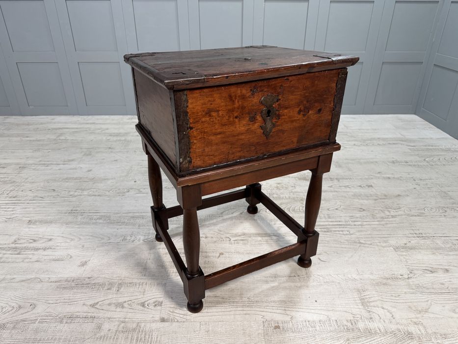 Антикварен шкаф сандък Р241