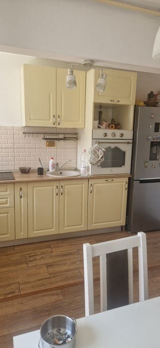 Apartament cu 3 camere de închiriat