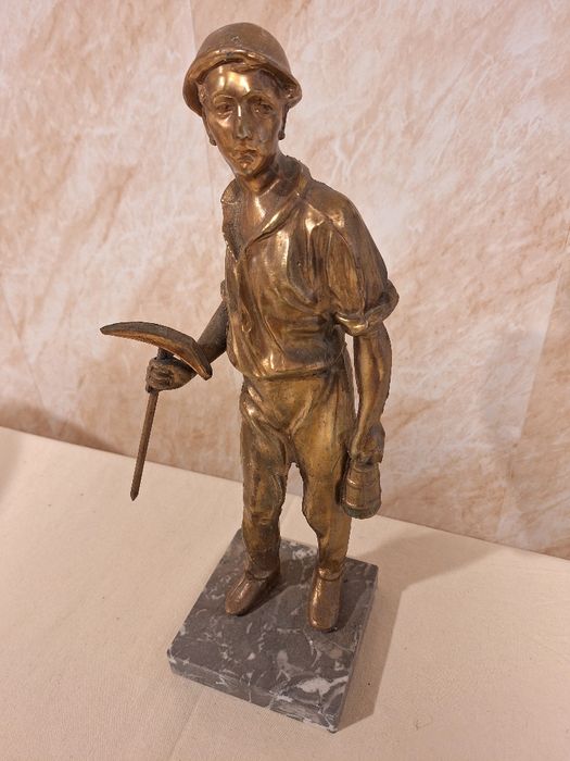 Голяма статуетка миньор