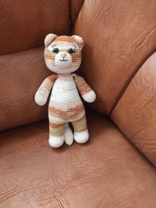 Pisicuța croșetată manual