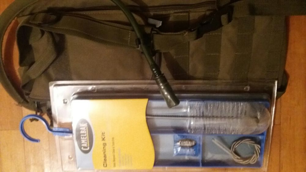 Vând camelbak + Cleaning kit