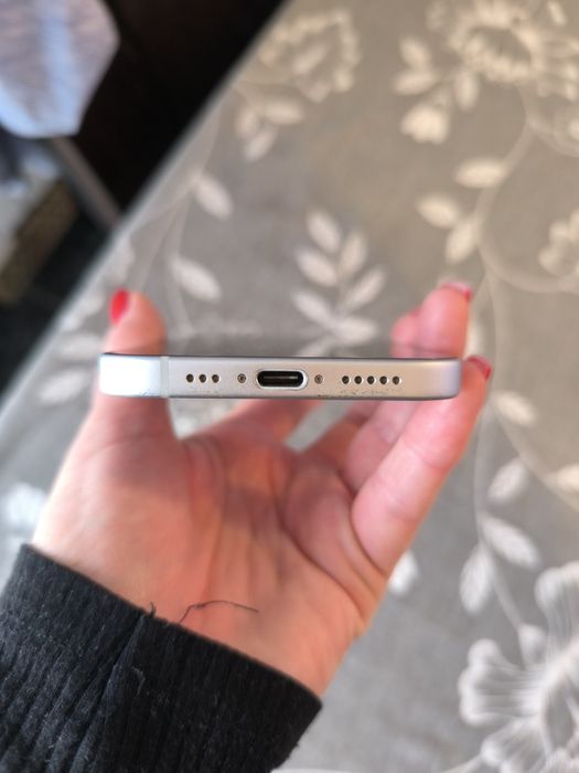 Телефон iPhone 15