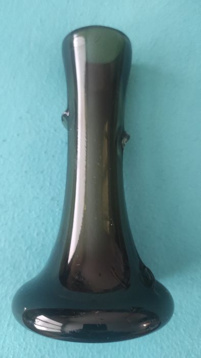 Вазички от тъмно стъкло