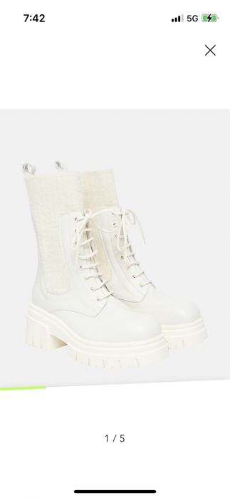 Бели и сиви ботуши