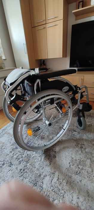 Scaun cu rotile din aluminiu ergonomic,nou, nefolosit!