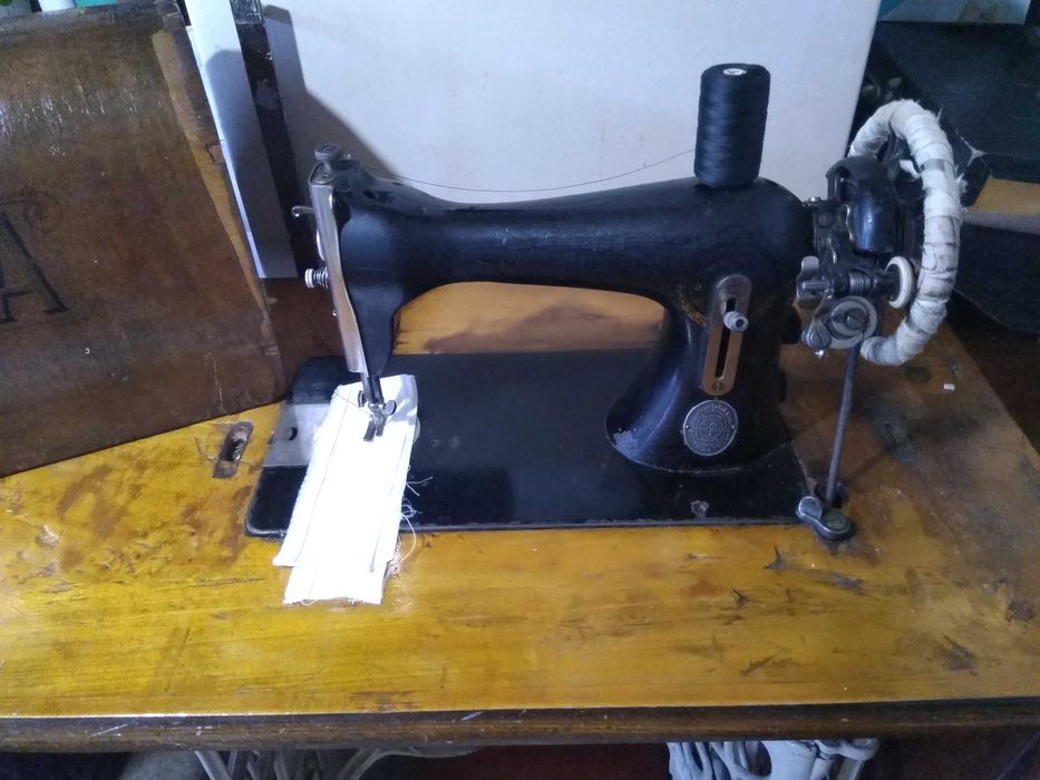 Шевна машина ЕКСЕЛА + конци,платове