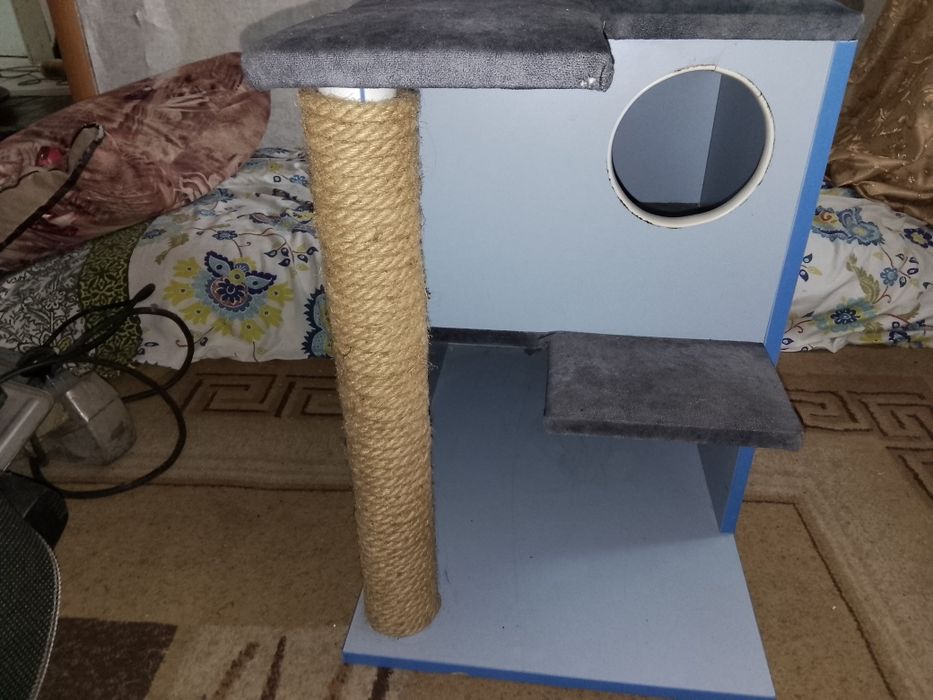Кошачий домик с когтиточкой