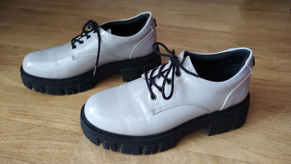 Pantofi dandy dama gri lacuiti Dr Martens