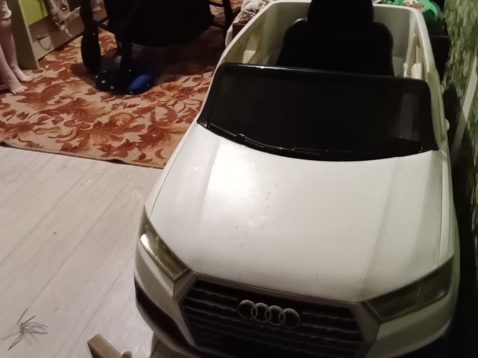 Продам детскую машинку ауди внедорожник