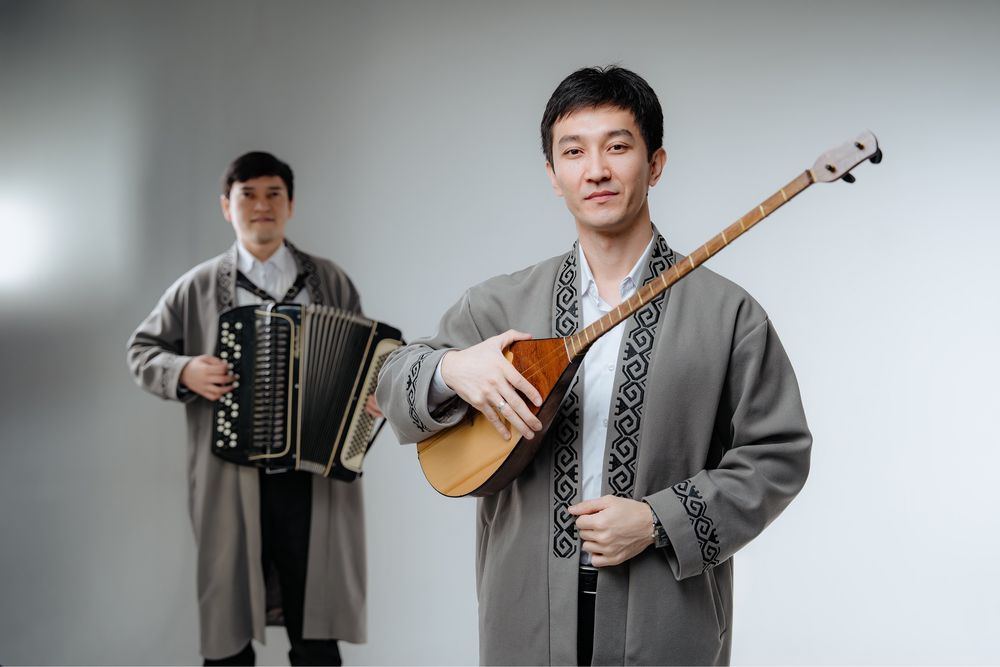 Домбыра баян музыкант