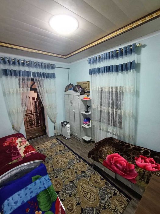 Срочна ховли сотилади.