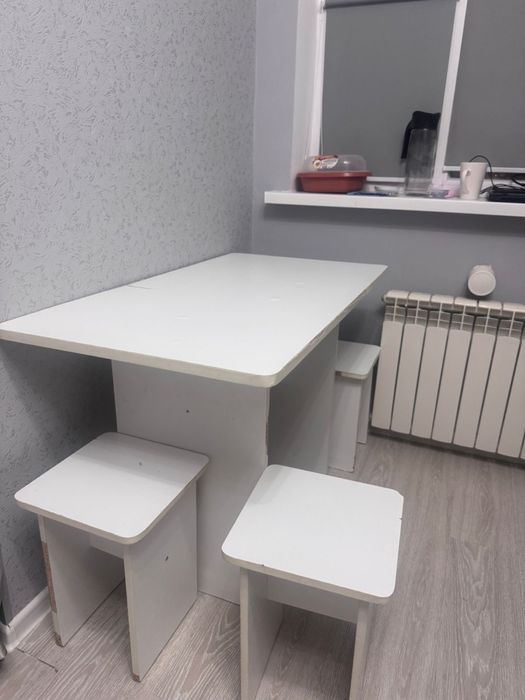 Продам стол с табулетками, стол письменный и комод