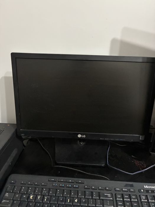 PC Gaming AMD FX + Monitor LG + Periferice + Căști — 1000 Lei Negociabil