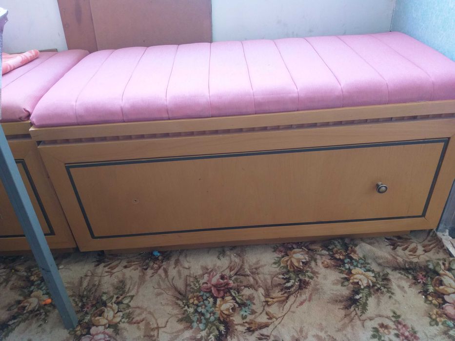 Комод прикроватный качество отличное. Натуральное дерево