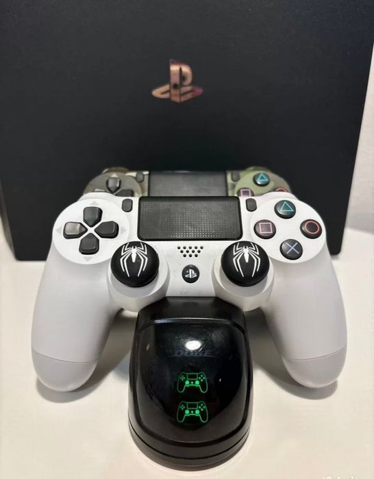 Прошитая PlayStation 4 Pro с двумя геймпадами