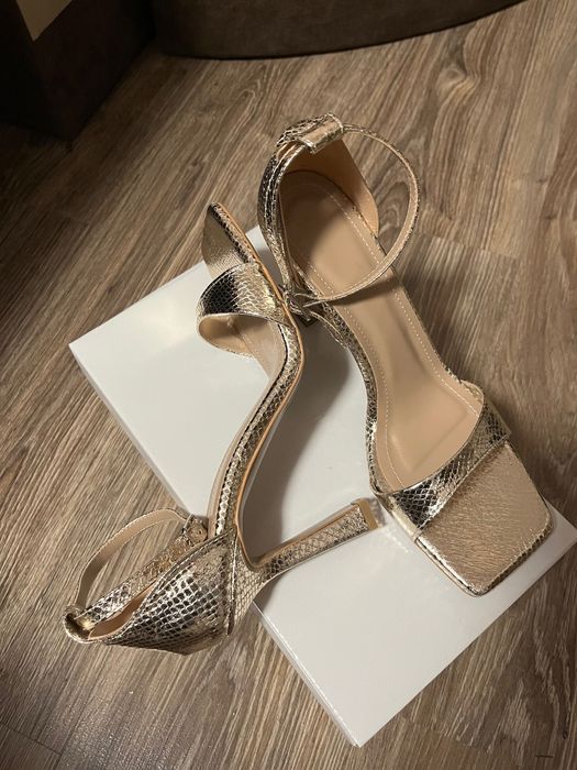 Златни сандали токчета