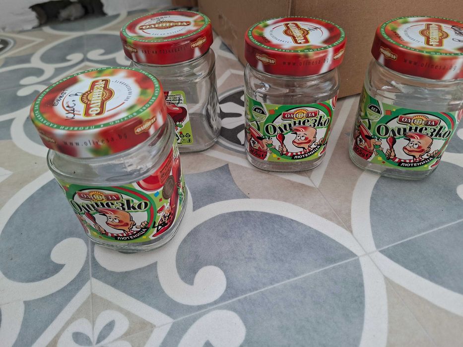 Подарявам празни малки бурканчета от лютеница