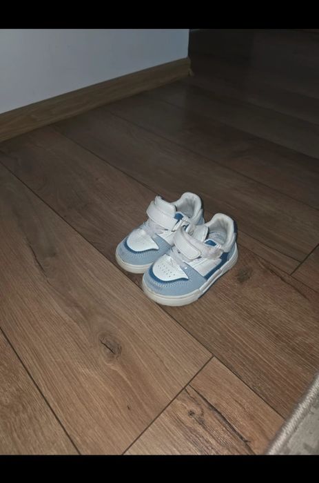 Vand adidași băieței, în stare foarte buna