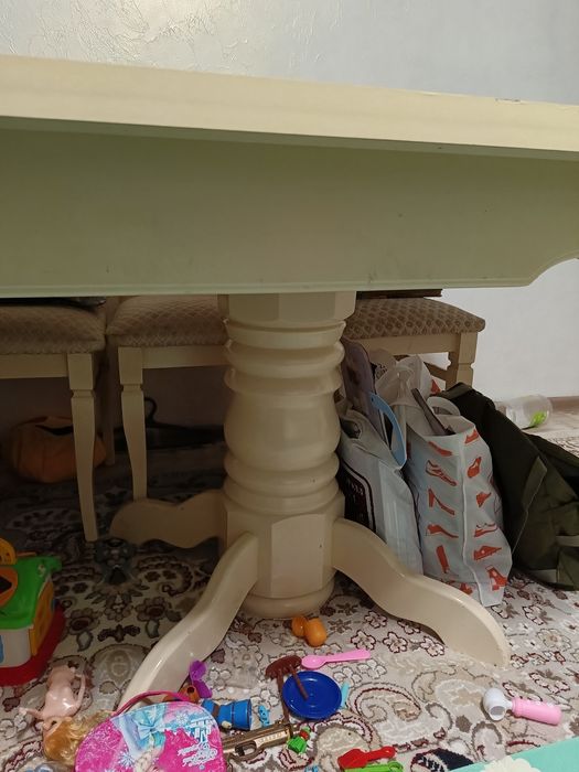 Стол гостиной в хорошем состоянии