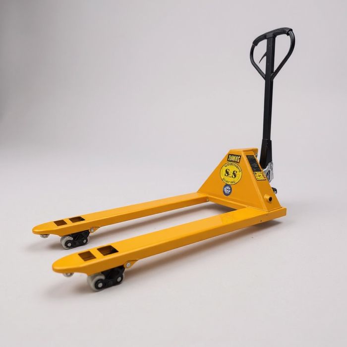 Палетна количка 3т за скари и английски палета