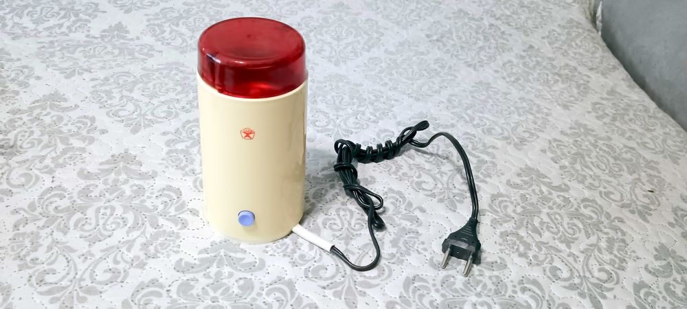 Работеща автентична електрическа кафемелачка Спутник производство СССР