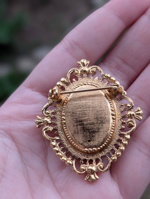 Veche brose camee, stil caseta, placata cu aur