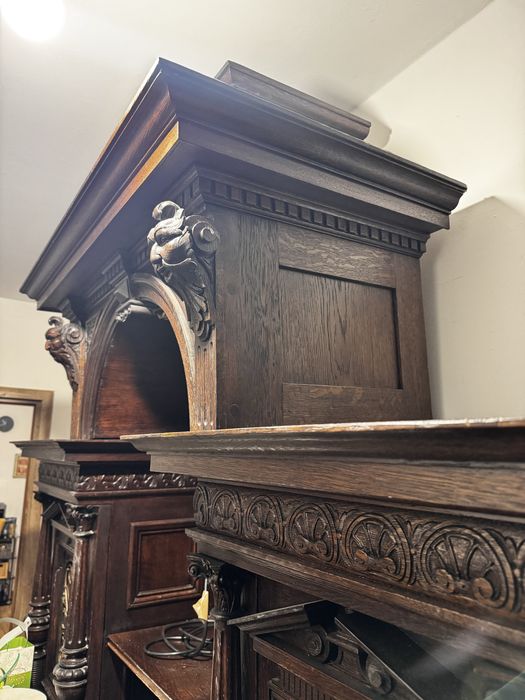 Bufet vechi din lemn masiv, sculptat manual  stil clasic vintage