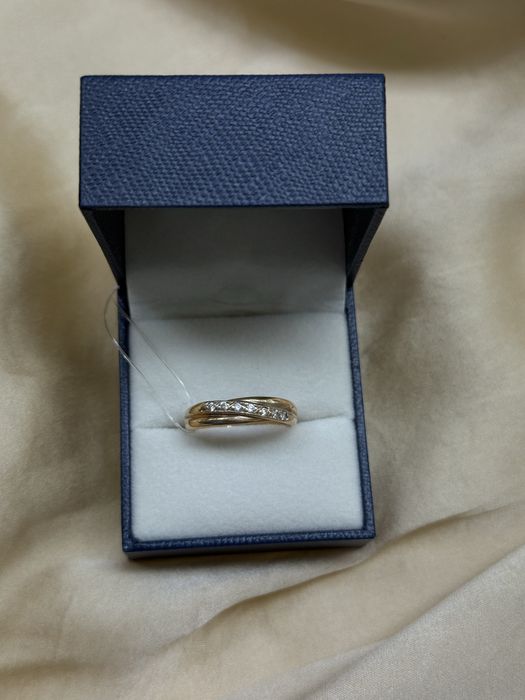 Золотое кольцо с фианитами