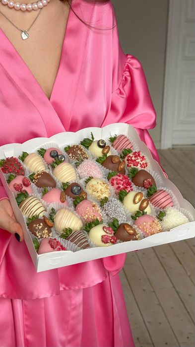 Клубника в шоколаде с цветами