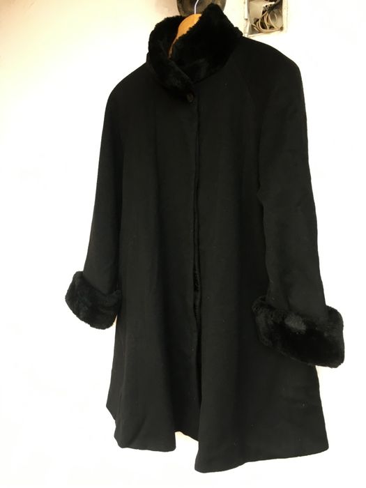 Вълнено елегантно палто с пухена яка