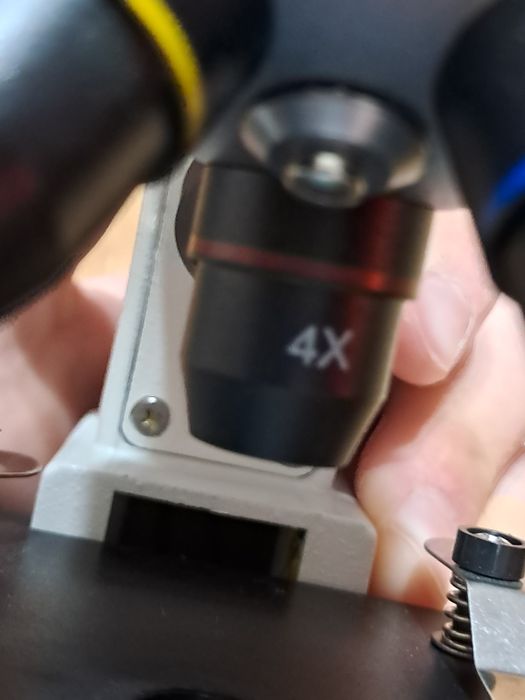 Микроскоп с увеличите с 40x,10x,4x.По договаряне.