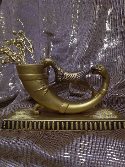 Антиквариат необычная фигурка из тяжёлой пластмассы на подставке