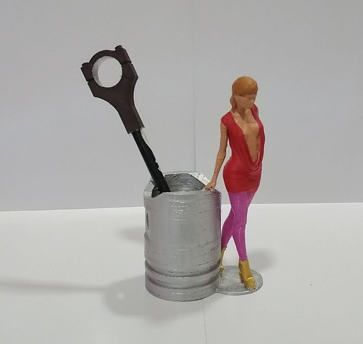 Стакан для карандашей "Девушка с поршнем" продается